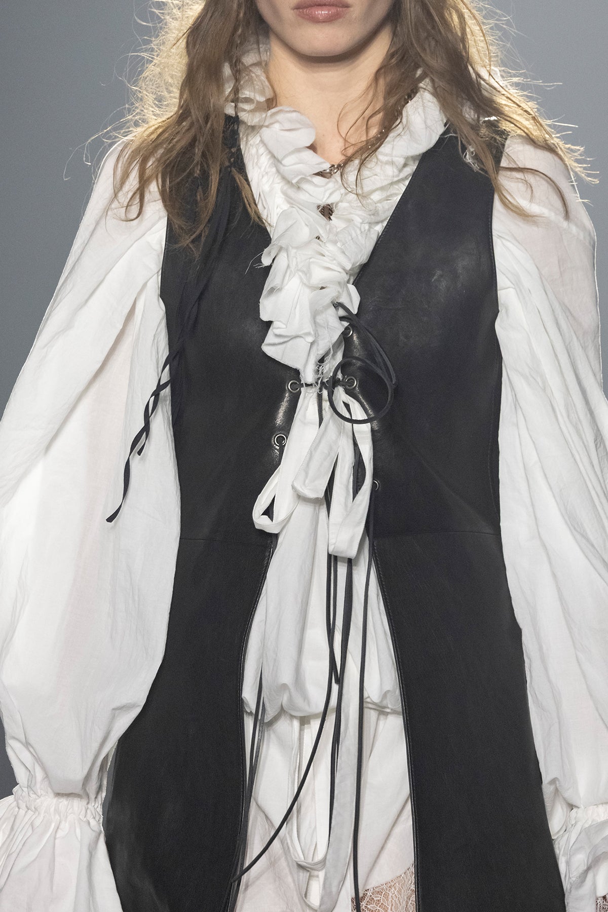 Olof Ruffled Collar